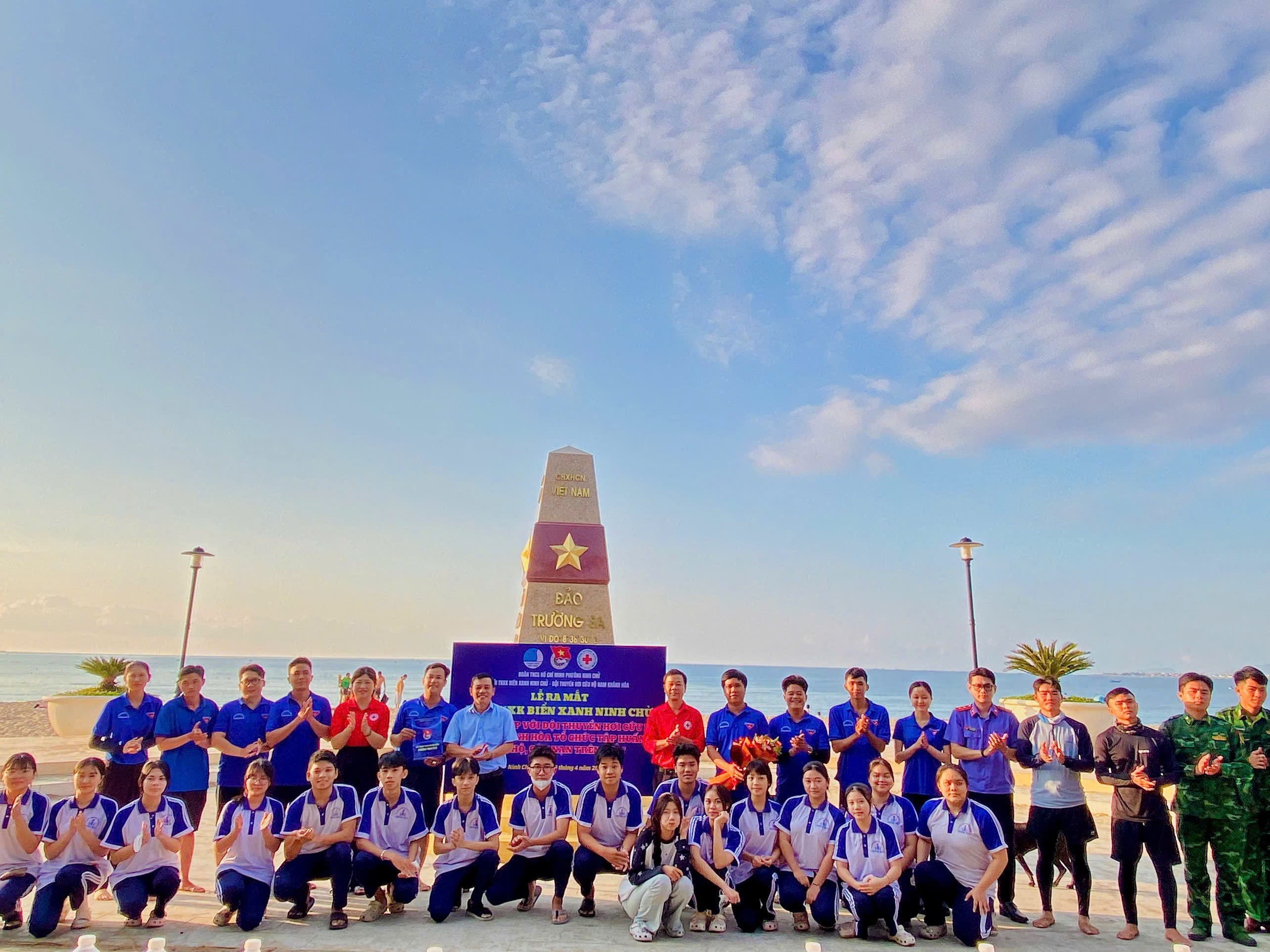 Đội TNXK Biển Xanh Ninh Chử và Đội thuyền hơi Nam Khánh Hòa diễn tập cứu hộ trên biển